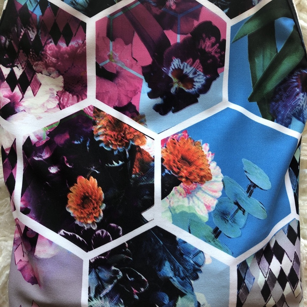 Multi-colored/ patterned tank top - Picture 2 of 4